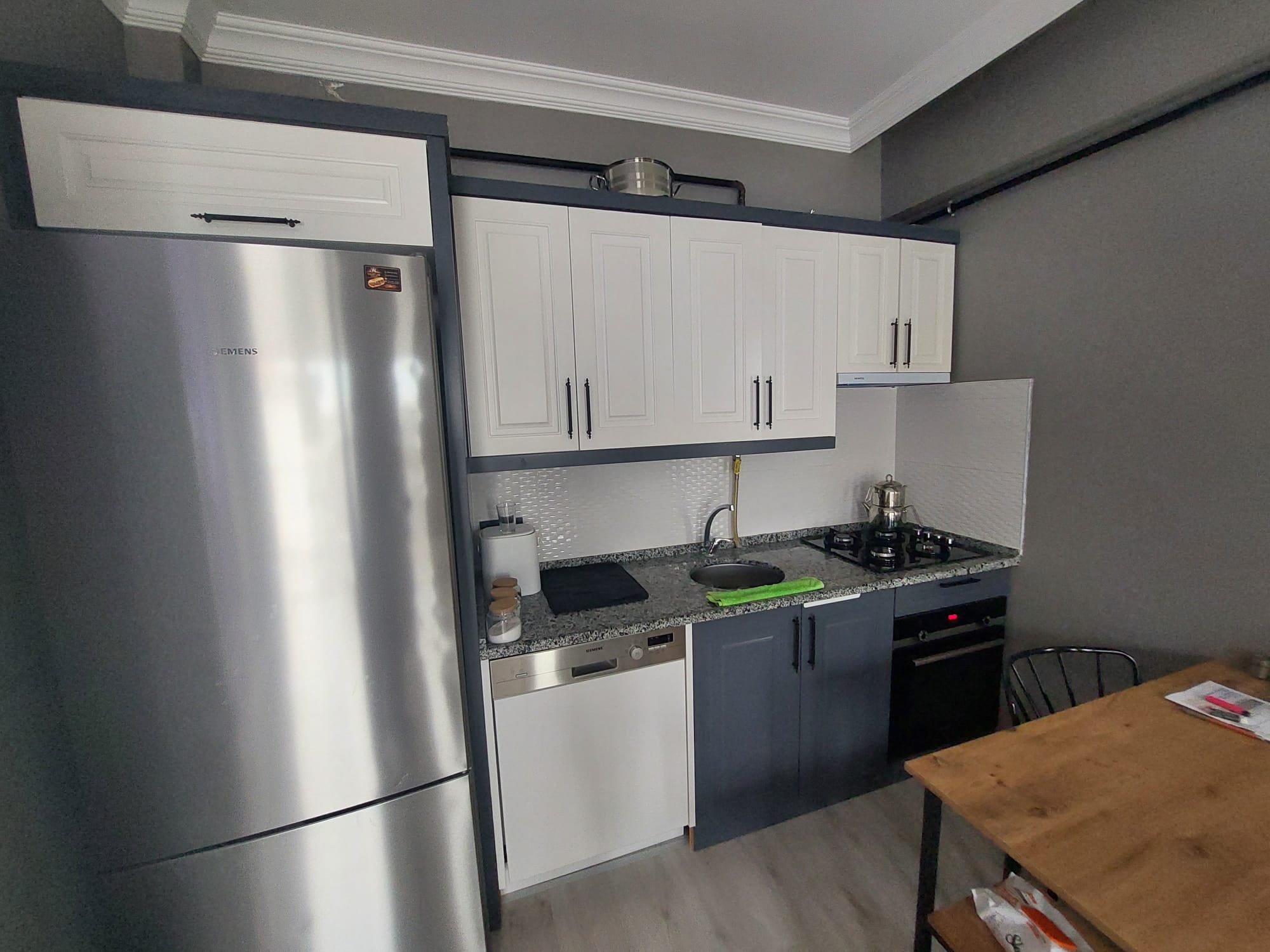 CUMHURİYET MAH. AYZEK OTEL YANINDA SATILIK EŞYALI 1+1